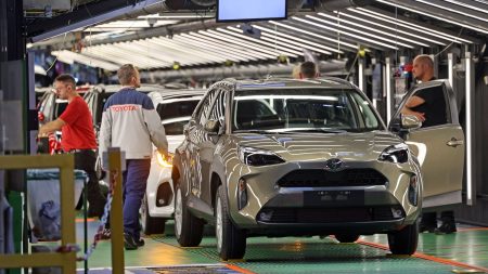 Toyota pérennise 600 emplois en France, à contre-courant de l’industrie automobile européenne :
le dernier publié
À contre-courant de l'industrie automobile, Toyota pérennise des emplois en France
L’usine Toyota d’Onnaing, à côté de Valenciennes (Nord), va transformer 600 CDD en CDI d'ici 2026. Une annonce faite mardi, qui tranche alors que la plupart des constructeurs européens enchaînent de mauvais trimestres avec des ventes en baisse, et des licenciements à la clé.
Diffusé le 27/11