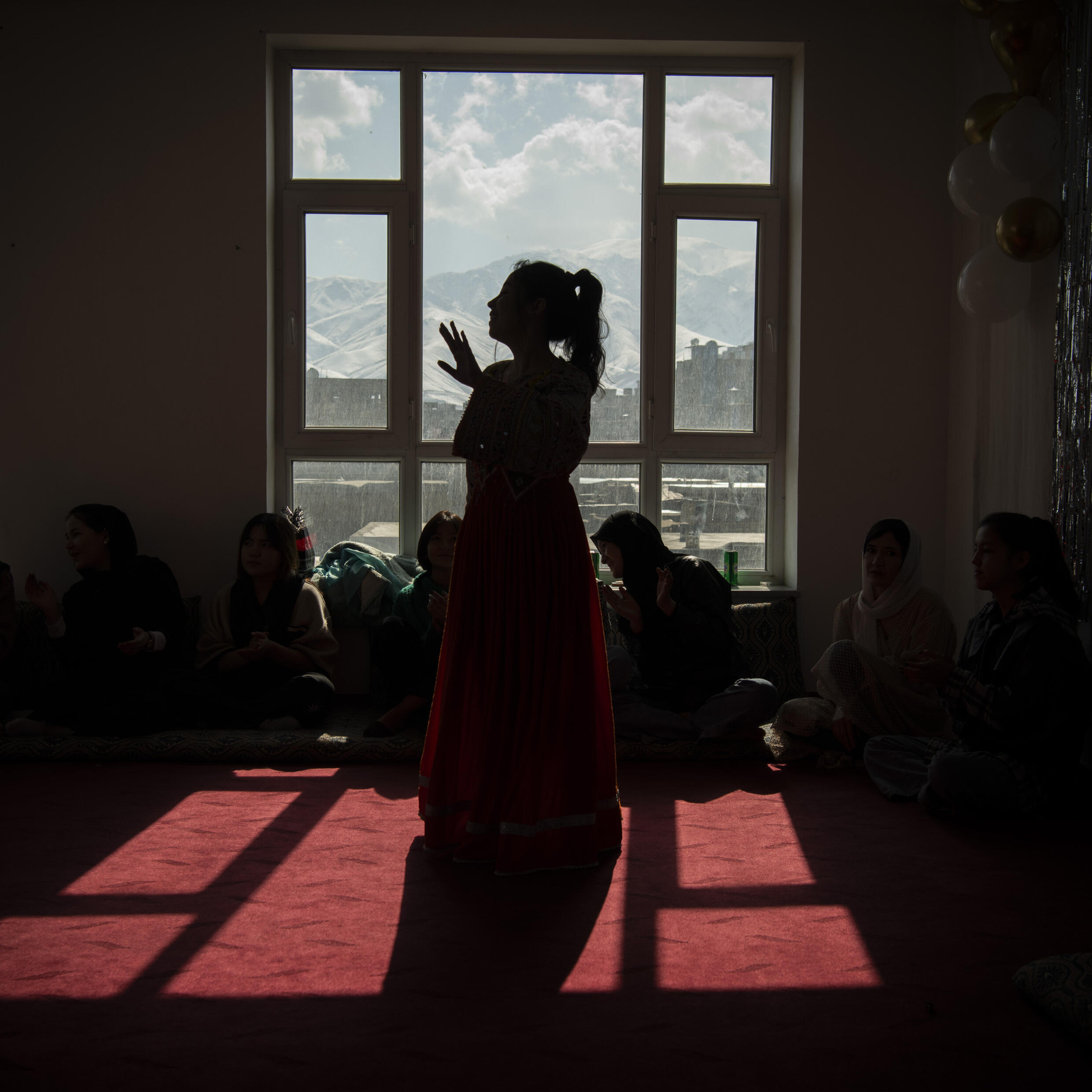 Kaboul, Afghanistan, 23 février 2024. Un groupe d'adolescentes dansent lors d'une fête d'anniversaire de leur ami. La musique et la danse ont été interdites par les talibans, mais les femmes continuent de danser et de faire la fête dans l'intimité de leur foyer et derrière des portes closes.