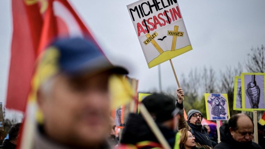 Une vague de grèves se prépare alors que le budget français coupe en colère les syndicats