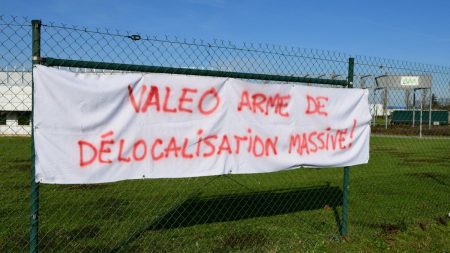 Valeo va supprimer près de 1 000 emplois en France, impactant 14 000 salariés actuels. :
le dernier publié
L’équipementier automobile Valeo s’apprête à supprimer près de 1 000 emplois en France
L’équipementier automobile emploie quelque 110 000 salariés sur la planète, dont environ 14 000 en France, deuxième pays du groupe en matière d’effectifs après la Chine. Le groupe n'a pour l'instant pas précisé l'échéance de ces suppressions de postes.
Diffusé le 28/11