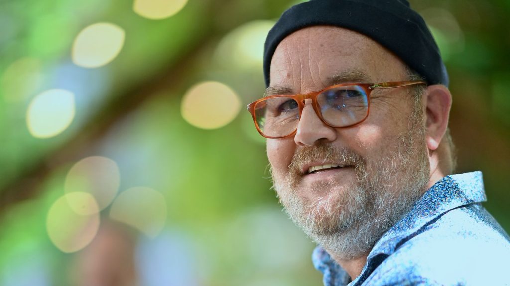 :
    le dernier publié



  

    
      
    
    
    "La Vallée des fous": "Le cinéma et la navigation sont deux aventures qui ont des points communs", pour le réalisateur Xavier Beauvois

          Tous les jours, une personnalité s'invite dans le monde d'Élodie Suigo. Jeudi 14 novembre 2024 : le réalisateur, Xavier Beauvois. Il vient de sortir son nouveau film "La Vallée des fous" avec Pierre Richard et Jean-Paul Rouve.
    
    
          Diffusé le 14/11