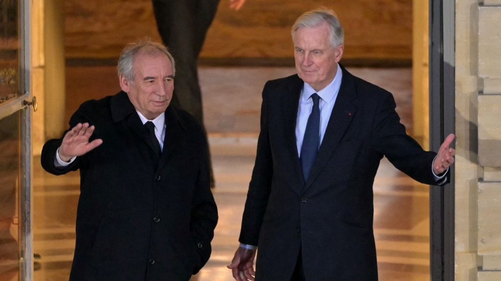 "Un Himalaya devant nous" : les trois moments de la passation de pouvoir entre Michel Barnier et François Bayrou qu'il ne fallait pas manquer
