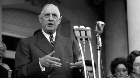 :
    Reportage




  

    
      
    
  
  "Ça fait résonner notre enfance" : la vente aux enchères des objets personnels du général de Gaulle réveille la nostalgie des amateurs d'histoire