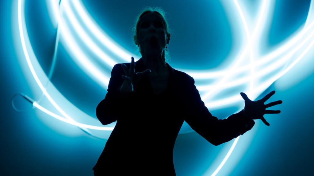 Faire trébucher la lumière de manière fantastique alors que l'art rencontre la danse lors d'une exposition hybride