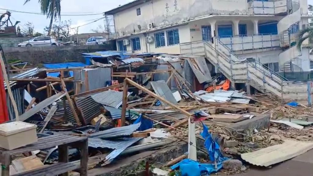 Macron se rendra à Mayotte et déclarera une période de deuil national suite au cyclone Chido