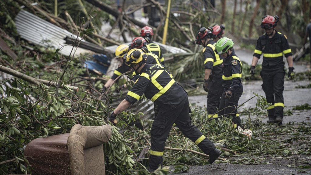 La chasse aux survivants se poursuit à Mayotte frappée par le cyclone alors que Macron prépare sa visite