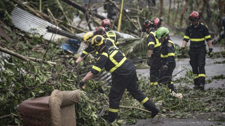 La chasse aux survivants se poursuit à Mayotte frappée par le cyclone alors que Macron prépare sa visite