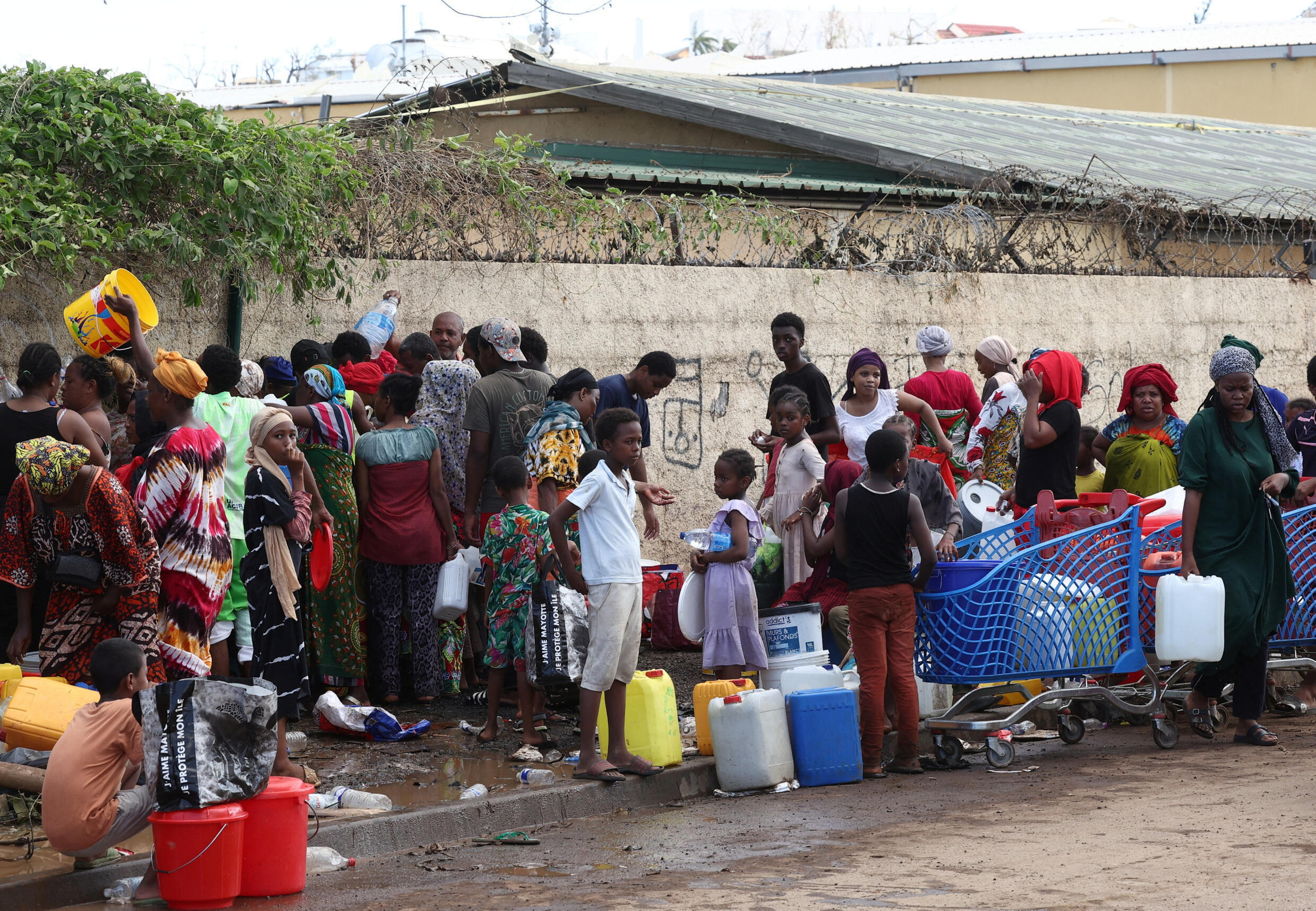 Des gens font la queue pour remplir des bidons d'eau potable à Doujani, Mayotte, le 18 décembre.