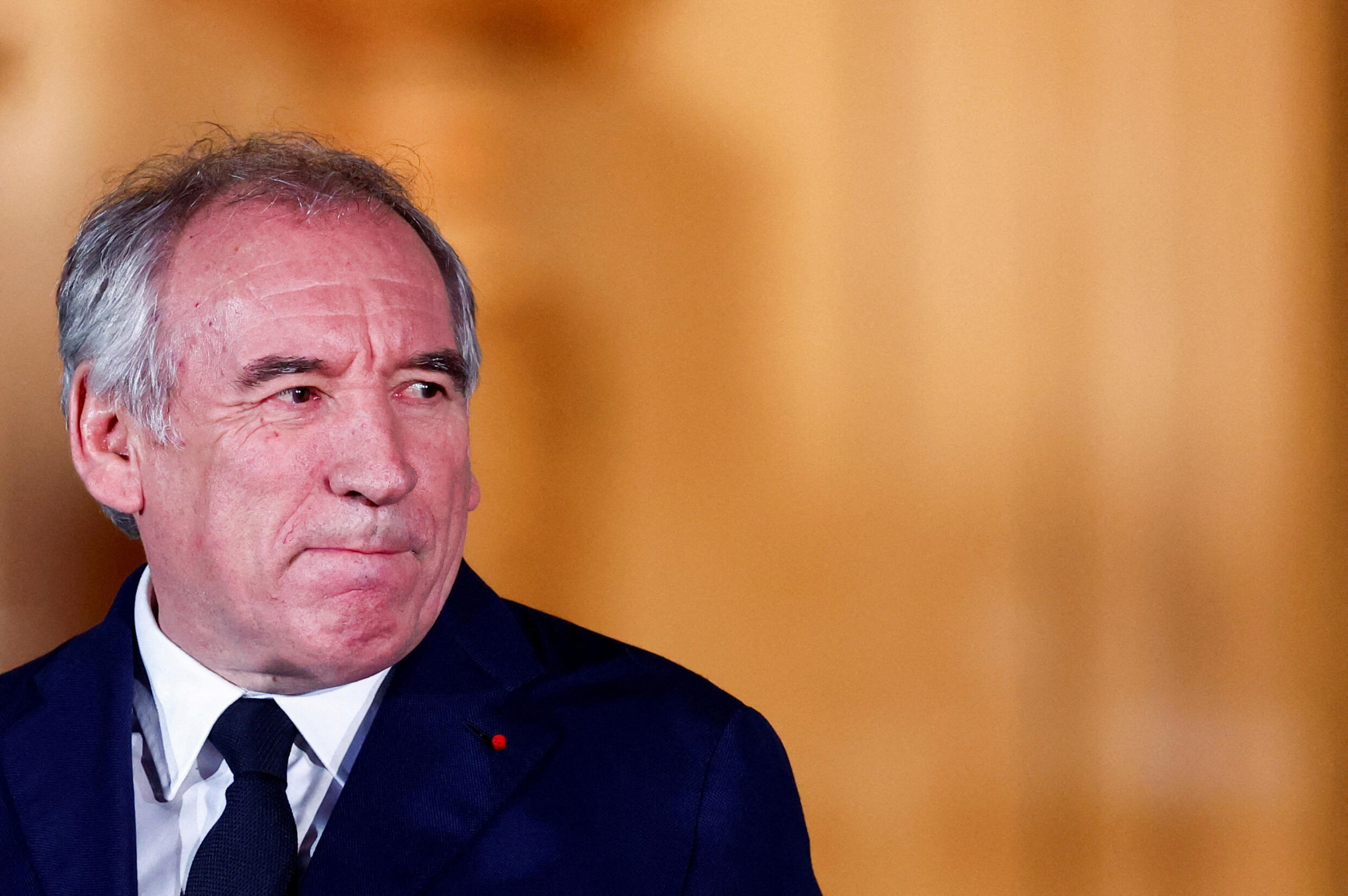Le nouveau Premier ministre français François Bayrou réagit le jour de la cérémonie de passation de pouvoir à l'hôtel Matignon à Paris, France, le 13 décembre 2024. 