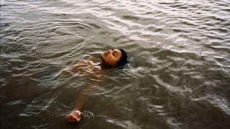 "Bird" : Andrea Arnold dresse en Grande-Bretagne le portrait subtil et touchant d'une enfance en quête d'ailleurs