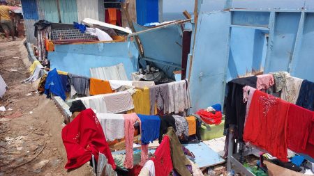 Mayotte : l’annonce de Bayrou sur l’interdiction de reconstruire les bidonvilles divise :
Reportage
"Ça ne va rien changer", "on avait envie d'entendre ça"... À Mayotte, l'annonce de François Bayrou d'interdire la reconstruction des bidonvilles divise les habitants