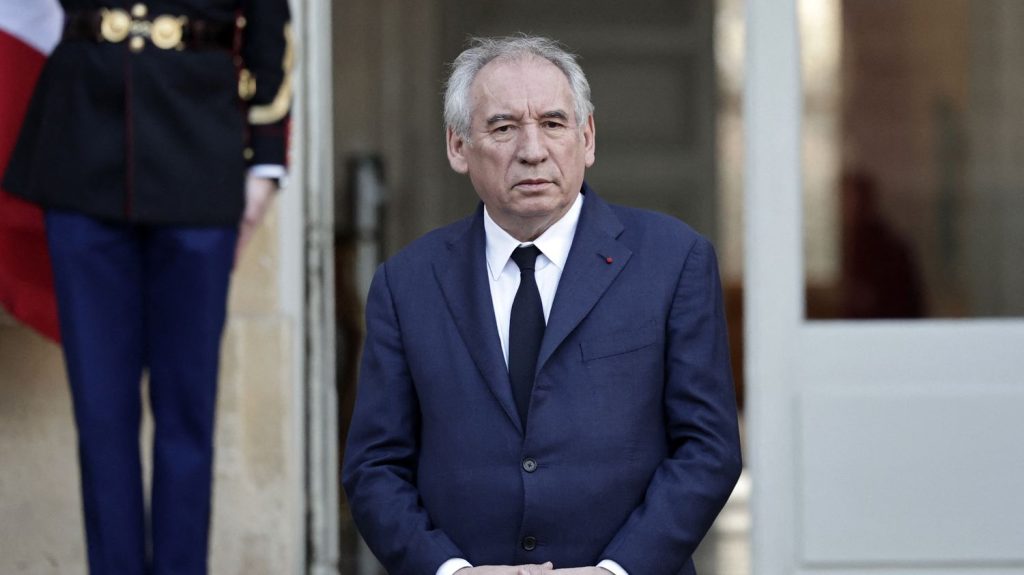 Gouvernement de François Bayrou : quel est l'agenda politique des prochaines semaines après l'annonce de la liste des ministres ?