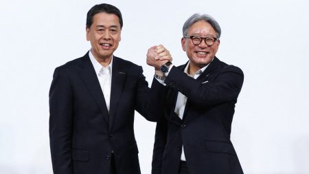 :
    le dernier publié



  

    
      
    
      

  

  
    
    Une alliance se prépare entre les constructeurs automobiles japonais Honda et Nissan

          Le groupe japonais Honda confirme qu'il envisage de fusionner avec son compatriote Nissan et d’entraîner dans la course Mitsubishi Motors dont Nissan est le principal actionnaire.
    
    
          Diffusé le 19/12
                      
        2min