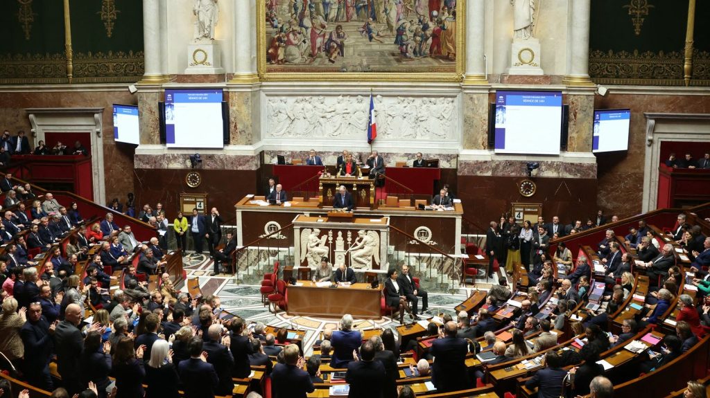 :
    Vrai ou faux



  

    
      
    
      

  

  
    Une "autodissolution" de l'Assemblée nationale est-elle possible ?

          Le député apparenté au groupe macroniste Stéphane Vojetta appelle les 577 députés à démissionner en même temps pour provoquer des élections législatives. Une proposition théoriquement imaginable, mais en réalité improbable.