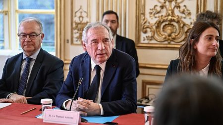 :
    Édito



  

    
      
    
      

  

  
    François Bayrou négocie avec les groupes parlementaires, mais veut surtout prendre à témoin les électeurs

          Dans sa quête de formation d'un nouveau gouvernement, François Bayrou sait qu'il doit aller vite. Mais sa méthode interroge, ses interlocuteurs lui reprochent un manque d’engagements précis.