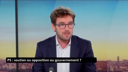 Formation du gouvernement : "Monsieur Bayrou nous balade" juge Nicolas Mayer Rossignol