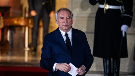 Bayrou propose réunion des forces politiques à Matignon jeudi, sans RN ni LFI. Nouveau gouvernement : François Bayrou propose de réunir les forces politiques jeudi à Matignon, hors RN et LFI