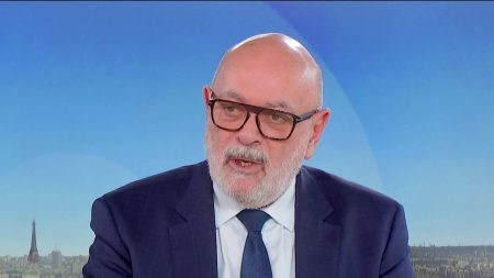 Bruno Millienne (MoDem) : Bayrou à Pau, timing mal choisi et mal expliqué François Bayrou au conseil municipal de Pau : "Le timing n'est pas bon, en tout cas, il aurait dû être mieux expliqué", admet Bruno Millienne, porte-parole du MoDem