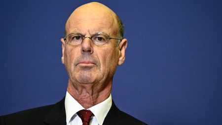 Budget : le ministre de l'Economie Eric Lombard se prononce pour des hausses d'impôt "très limitées" dans le prochain budget