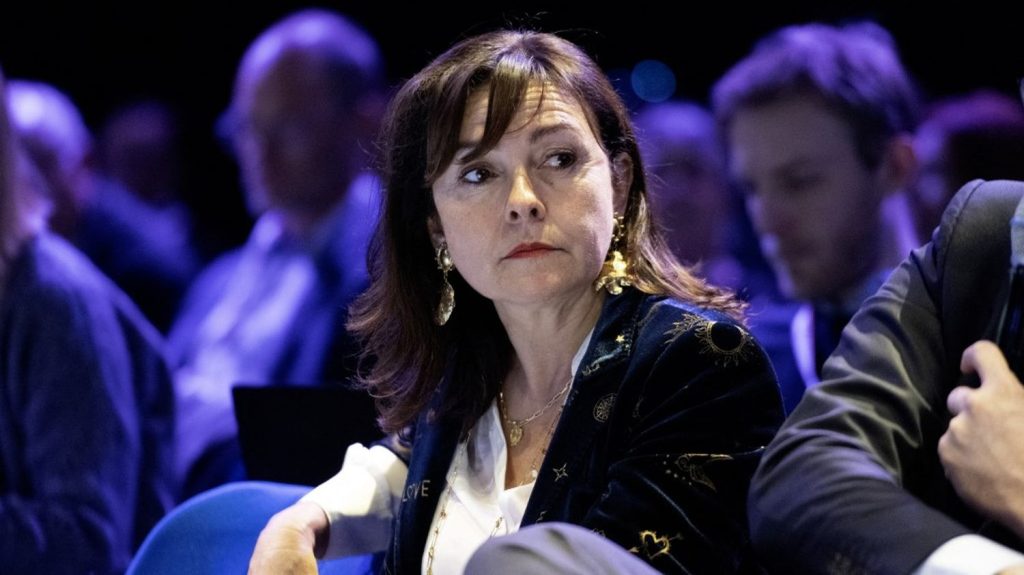 "Il est urgent de nommer un Premier ministre", un Premier ministre "de gauche", déclare Carole Delga

          Initialement prévue jeudi dans la soirée, l'annonce de la nomination du Premier ministre doit vraisemblablement se faire  vendredi dans la matinée. Carole Delga, la présidente PS de la région Occitanie, s'accorde avec Olivier Faure pour exiger un Premier ministre de gauche.