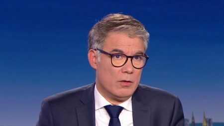 Chute du gouvernement Barnier : Olivier Faure (PS) appelle à un nouveau départ après la censure. Chute du gouvernement Barnier : "Nous allons devoir créer les conditions d'un nouveau départ, la censure n'est pas une fin en soi", réagit Olivier Faure, premier secrétaire du PS