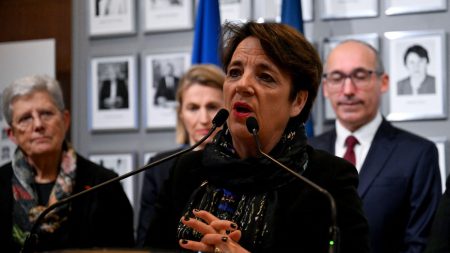 Critiques sur l’absence d’un ministre de l’Enfance dans le gouvernement Bayrou Gouvernement de François Bayrou : des associations critiquent l'absence de ministre chargé spécifiquement de l'Enfance