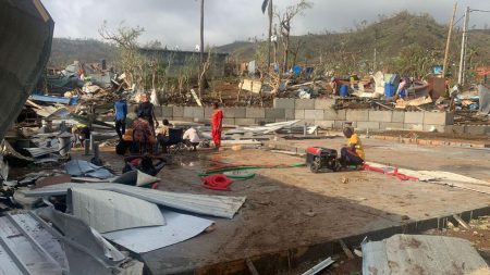 Cyclone Chido à Mayotte : "On vit l'horreur, on ne s'en remettra pas avant des années", témoigne un habitant

          Emmanuel Macron présidera une réunion au centre interministériel de crise du ministère de l'Interieur, lundi en fin d'après-midi pour mettre en œuvre les mesures de sauvetage et d'approvisionnement nécessaires. S'il est pour l'instant impossible d'établir un bilan définitif, Bruno Garcia, gérant d'un hôtel sur place, craint des centaines, voire des milliers de morts.