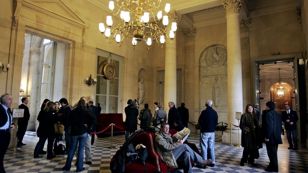 :
    Reportage




  

    
      
    
  
  "Il n'y a rien d'inéluctable" : les députés macronistes espèrent encore déjouer la censure du gouvernement