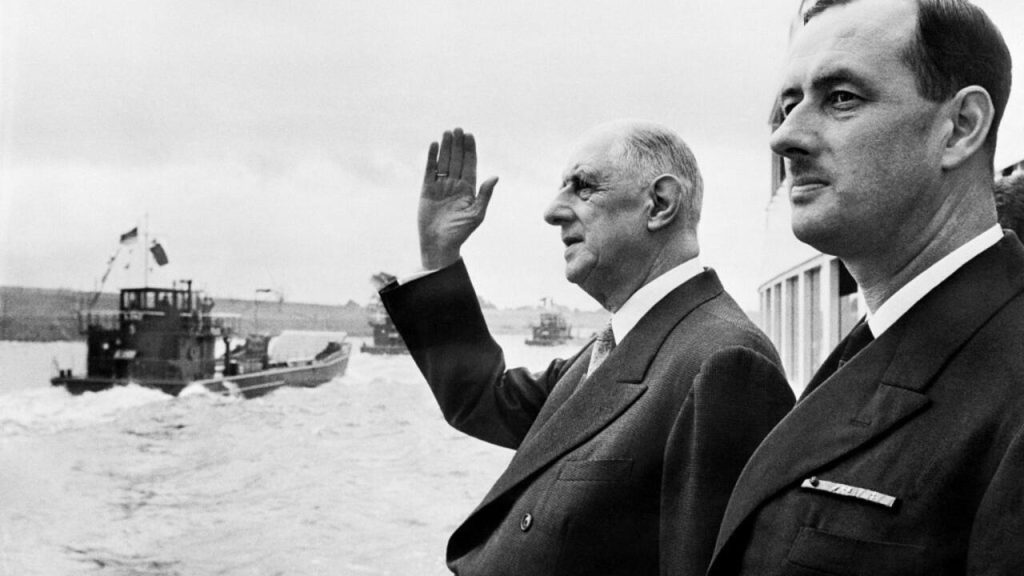 Des centaines d'objets du général de Gaulle mis aux enchères à Paris