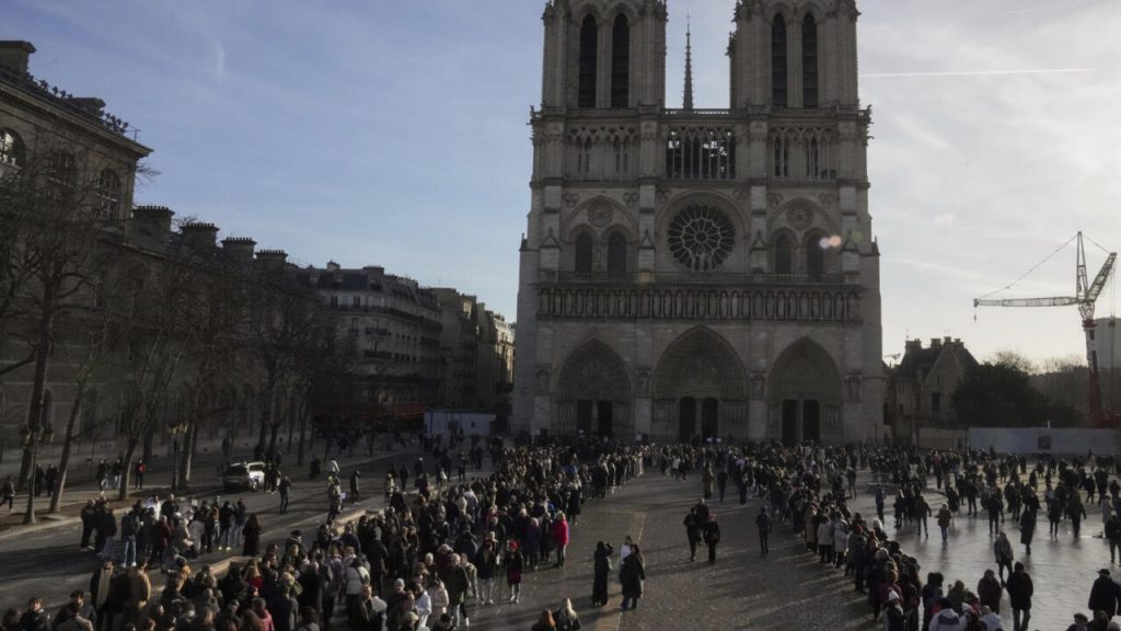 Des messes de Noël ont lieu à la cathédrale Notre-Dame pour la première fois depuis l'incendie