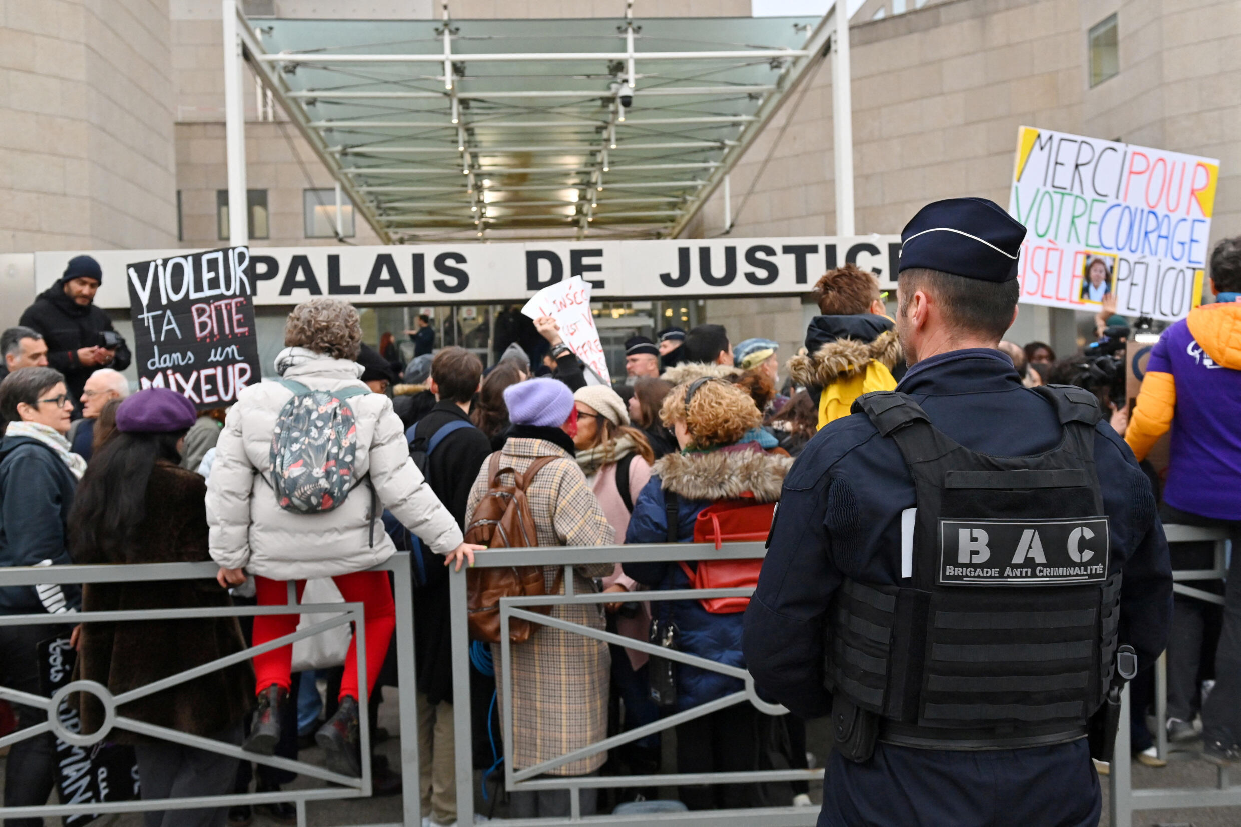 La police française se tient devant le palais de justice alors que des personnes se rassemblent pour soutenir la Française Gisèle Pelicot à Avignon, France, le 19 décembre 2024.