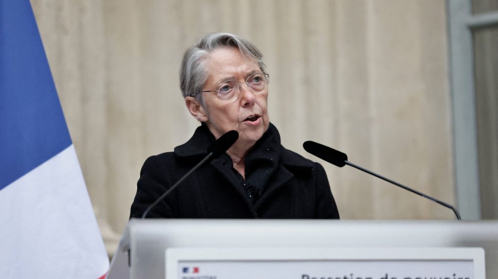 Elisabeth Borne défend l'importance de "trouver la voie de la stabilité institutionnelle", lors de la passation de pouvoir au ministère de l'Education