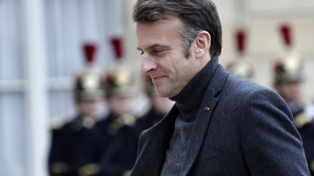 "Cette fois, on va parler du quoi avant le qui" : toujours à la recherche d’un premier ministre, Emmanuel Macron change de méthode
