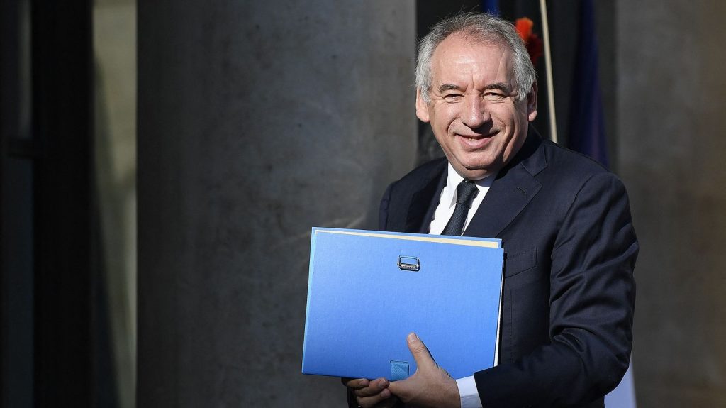 François Bayrou nommé Premier ministre : quels sont les premiers défis qui attendent le nouveau chef du gouvernement ?