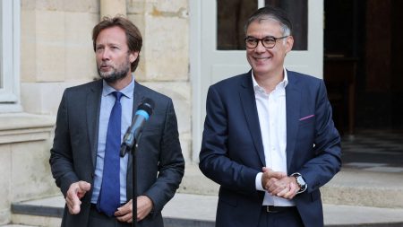 :
    Édito



  

    
      
    
      

  

  
    François Bayrou nommé Premier ministre : le Parti socialiste s'affranchit de LFI

          François Bayrou recevra, à compter de lundi, les forces politiques, en quête d'une solution viable pour former un gouvernement à même de faire passer, sans majorité, un projet de budget. Les socialistes ont l'intention d'honorer le rendez-vous.