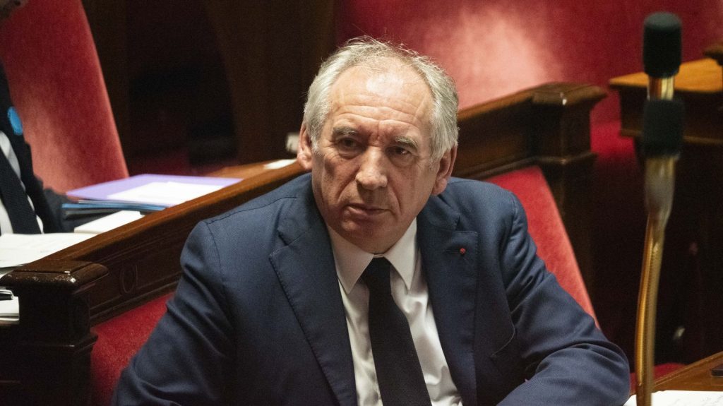 :
    Récit




  

    
      
    
  
  "C'est déjà la débandade" : les débuts compliqués de François Bayrou à Matignon, entre crise à Mayotte et formation du gouvernement