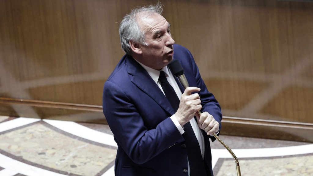 Entre consultations, polémique et déplacements, la délicate composition du gouvernement de François Bayrou