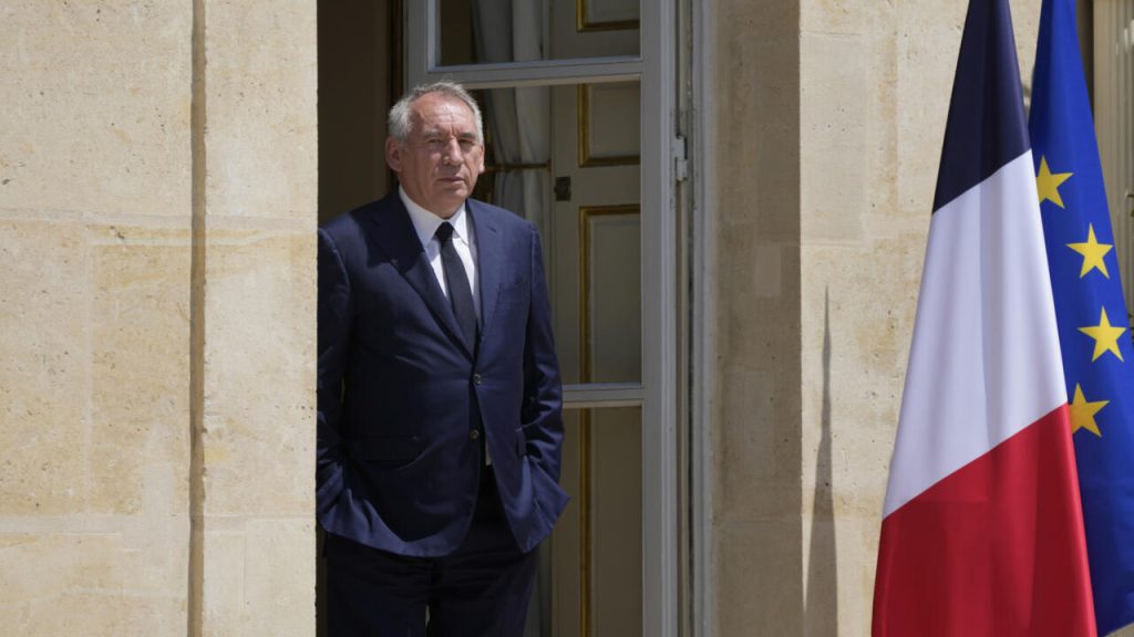 François Bayrou nommé Premier ministre français alors que Macron recherche la stabilité