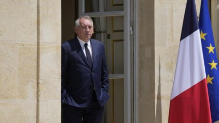 François Bayrou nommé Premier ministre français alors que Macron recherche la stabilité