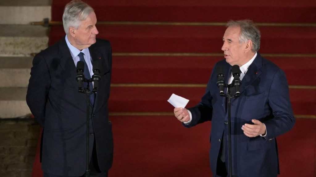 :
    Vidéo




  

    
      
    
  
  François Bayrou nommé Premier ministre : revivez la passation de pouvoir avec Michel Barnier, à Matignon