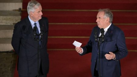 François Bayrou nommé Premier ministre : passation de pouvoir avec Michel Barnier à Matignon :
Vidéo
François Bayrou nommé Premier ministre : revivez la passation de pouvoir avec Michel Barnier, à Matignon