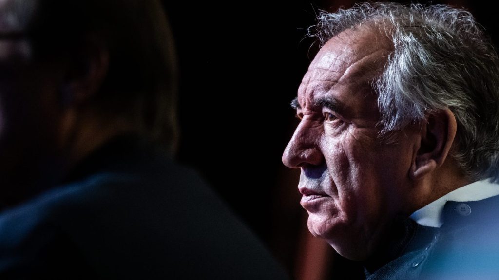 "Pathétique" pour LFI, "les lignes rouges" du RN et "une bonne nouvelle" pour les centristes... Les réactions à la nomination de François Bayrou au poste de Premier ministre