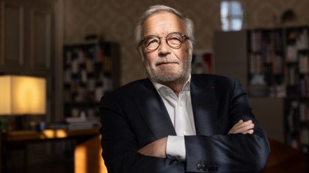 Nouveau gouvernement : l'ancien ministre socialiste François Rebsamen se dit prêt à "s'engager"