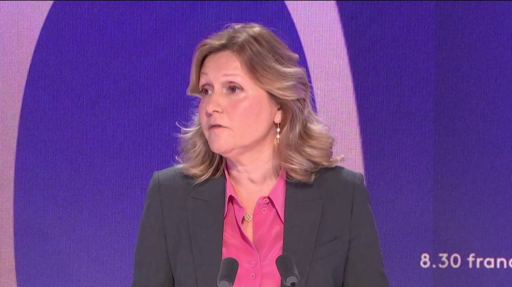 Le gouvernement Bayrou doit être "central, avec un flotteur à gauche et un flotteur à droite" estime Yaël Braun-Pivet