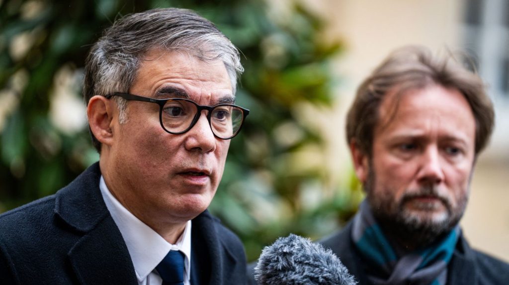 Nouveau gouvernement : "Aucune des conditions n'a été respectée par François Bayrou" pour établir un pacte de non-censure, estime le socialiste Olivier Faure