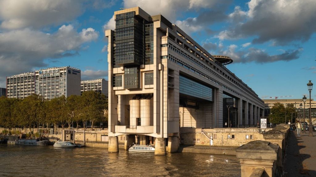 Gouvernement de François Bayrou : Éric Lombard, Amélie de Montchalin, Marc Ferraci... un casting de techniciens à Bercy

          La gestion de la dette et les plans sociaux qui s’annoncent seront les principales urgences économiques. Pour les gérer, François Bayrou a choisi des profils très techniques et moins politiques.