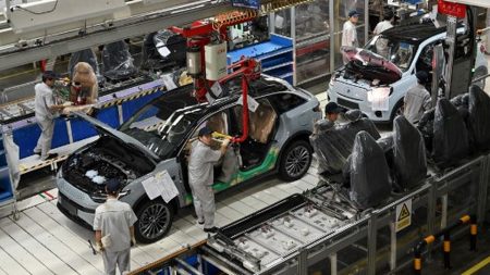 Guerre des prix en Chine : les petits constructeurs de voitures électriques en péril "Je travaille dur, mais je n'ai plus de salaire" : en Chine, la guerre des prix des voitures électriques met en péril les petits constructeurs