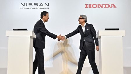 Le constructeur japonais Honda envisage une fusion avec son rival en difficulté Nissan pour peser dans l'électrique