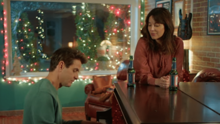 :
    le dernier publié



  

    
      
    
      

  

  
    
    Dans le film de Noël "Jingle Bell Love", Walmart propose aux téléspectateurs d'acheter les produits qui apparaissent à l'image

          Beaucoup plus fort que le placement de produits, Walmart met en place, à l'occasion de Noêl, un dispositif permettant de commander, pendant la diffusion du film, des articles vendus par la célèbre chaîne d'hypermarchés américaine.
    
    
          Diffusé le 26/12
                      
        3min