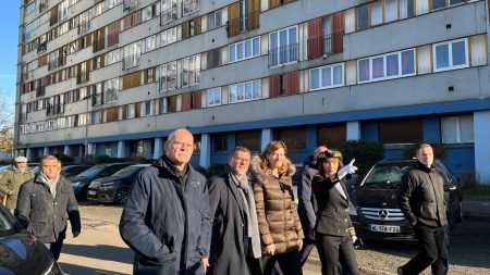 :
    Reportage




  

    
      
    
  
  "Si je peux permettre d'accélérer les choses, je le ferai" : pour son premier déplacement officiel, la ministre déléguée à la Ville Juliette Méadel a choisi Clichy-sous-Bois